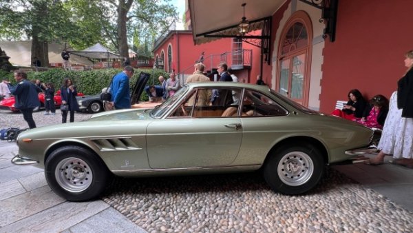 Ferrari 330 GTC е роден през 1966 г. като купе версия на откритото 275 GTS, представено през 1964-а. Неговата просто невероятна линия, проектирана от Алдо Бровароне за Pininfarina, все още оставя човек безмълвен. Тя е съчетана с 4-литров, V12 двигател и 300 к.с. Историята на този красив пример е дръзка: роден в Маранело за богат клиент от Лозана, персонализиран отвън с ексклузивна светлозелена и отвътре със специална черна кожа &bdquo;Franzi&ldquo;, той първо е изнесен в Каракас (Венецуела). Послеи отива в Лос Анджелис, след това в Ню Йорк и накрая обратно в Европа. По-точно в Обединеното кралство, където пристига в ужасно състояние, но върнат към първоначалния си блясък.